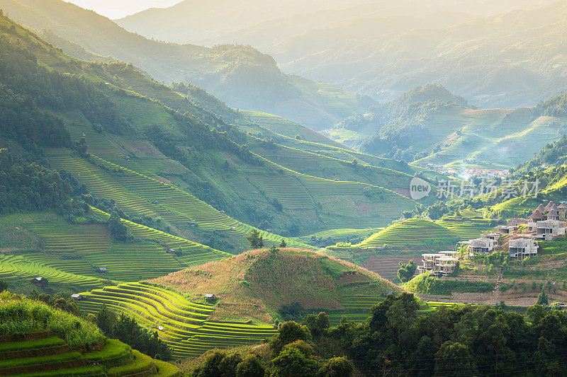 美丽的风景，绿色的稻田准备在越南西北部的梯田日落山在木仓寨，Yen Bai，越南